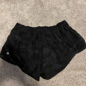 lululemon regular hotty hot shorts in black camo